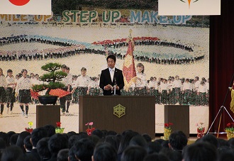 中学校の入学式で式辞する市長